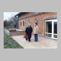 104-1138 November 2003. Frau Kenzler und Frau Poprow auf der Terrasse des Jagdhauses..JPG